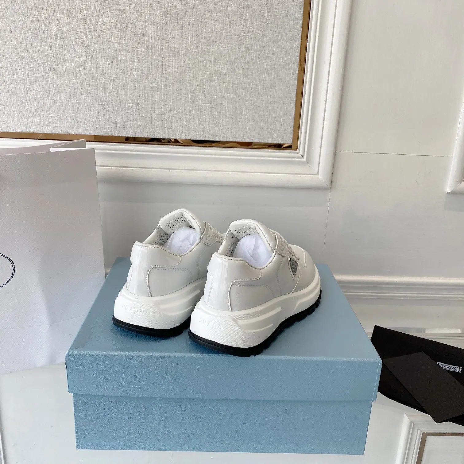👟👟Ex-factory price 580👟👟 PRADA ²⁰²4 𝐬𝐬Prada’s new product comes with strength! ❣️Many Internet celebrities have the same style, fashionable and versatile nice items, original shoes are developed and purchased from Italian counters, and are reproduced 1:1 according to the original taste. This year’s theme is not to be defined, embodying texture through simplicity💛From thick-soled sneakers to zigzag short boots to 2024 flat shoes, everything reveals a sure-fire momentum...combining gentleness and handsomeness, the finishing touch for women❤️ The top-grade open-edge beaded cowhide with imported cowhide triangle logo is consistent with the original version, the wear-resistant and ultra-light two-color outsole, and the sheepskin lining are breathable and comfortable. ⚛Size: Women's 34-40 ⚛Size: Men's 39-45 Original packaging accessories. ⚛